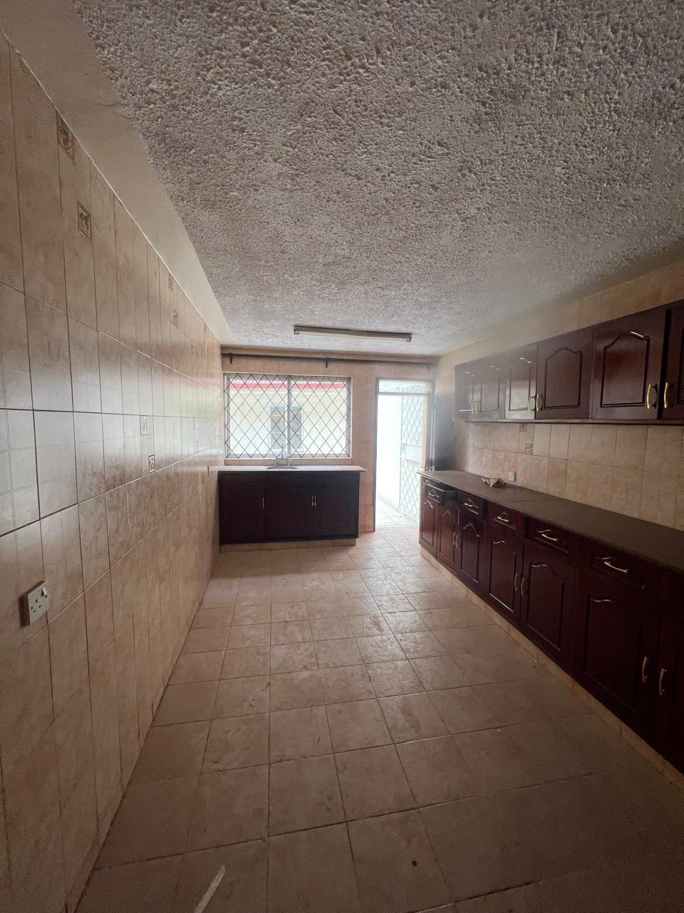 renting--Townhouse_Address-Kileleshwa_Estate__Nairobi__Kenya_price-150000_Beds-4_Baths-4-142-4