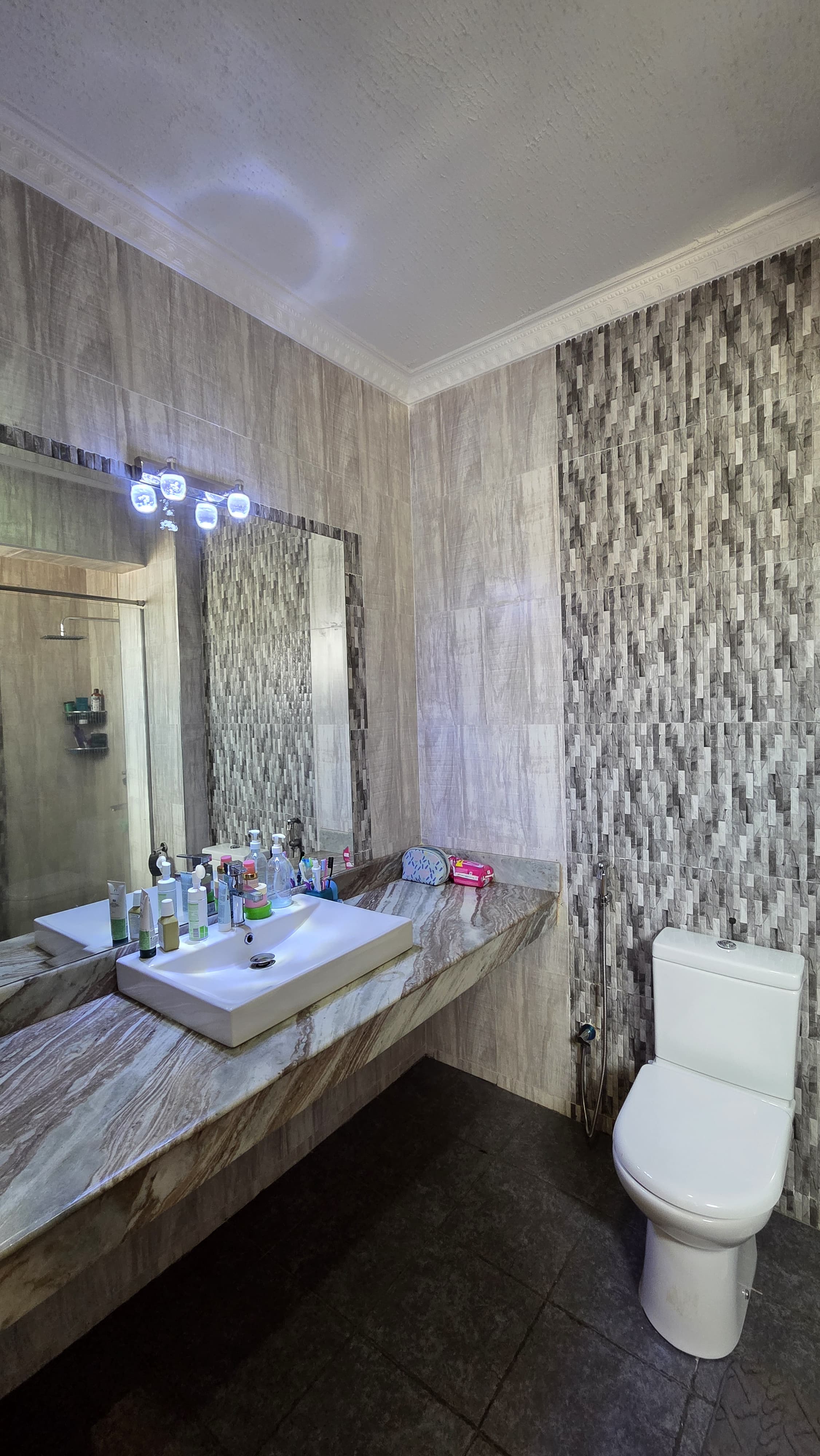renting--Apartment_Address-Parklands__Nairobi__Kenya_price-285000_Beds-4_Baths-4-150-19