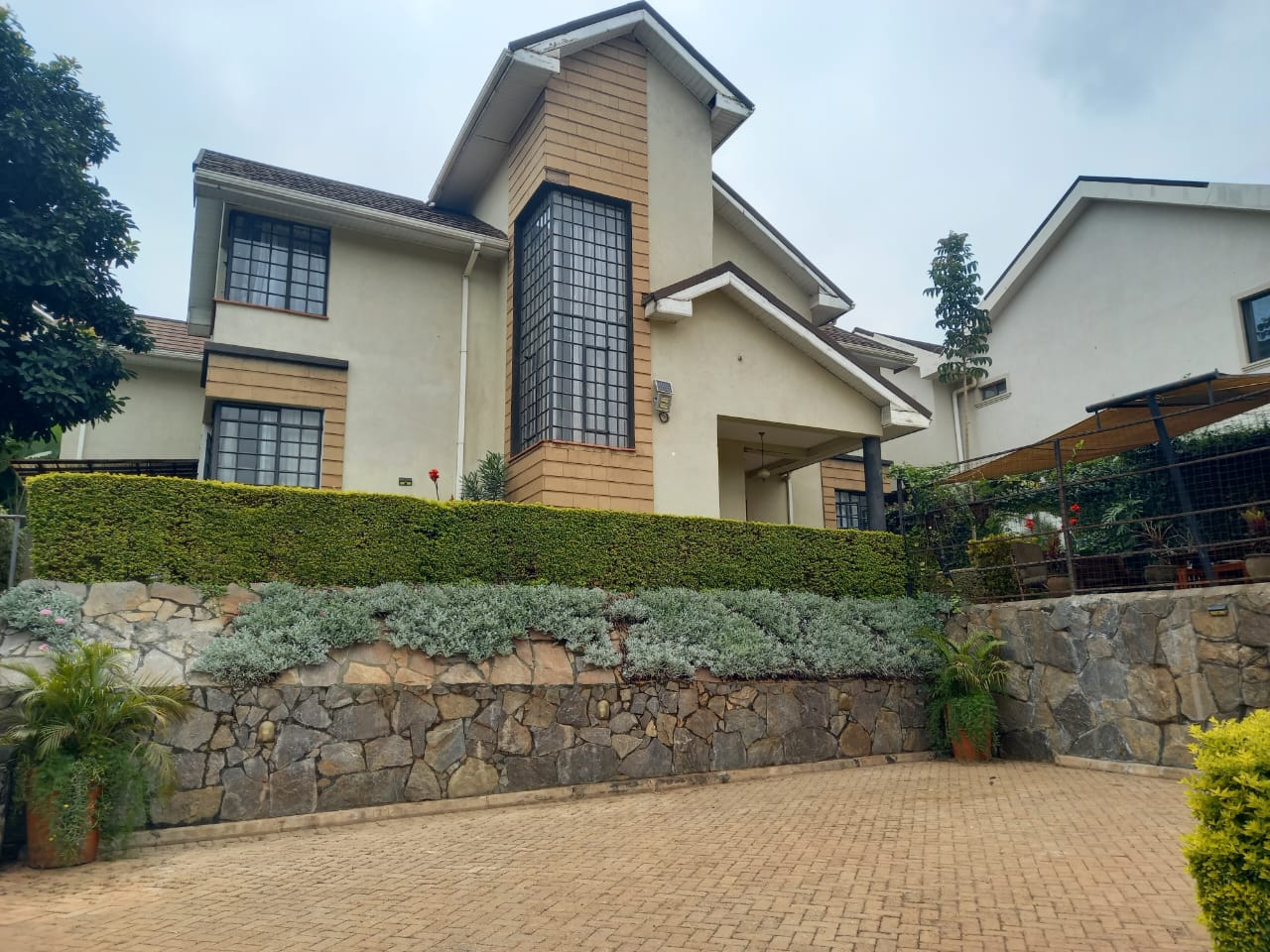 renting--Townhouse_Address-Westlands__Nairobi__Kenya_price-250000_Beds-4_Baths-4-39-0