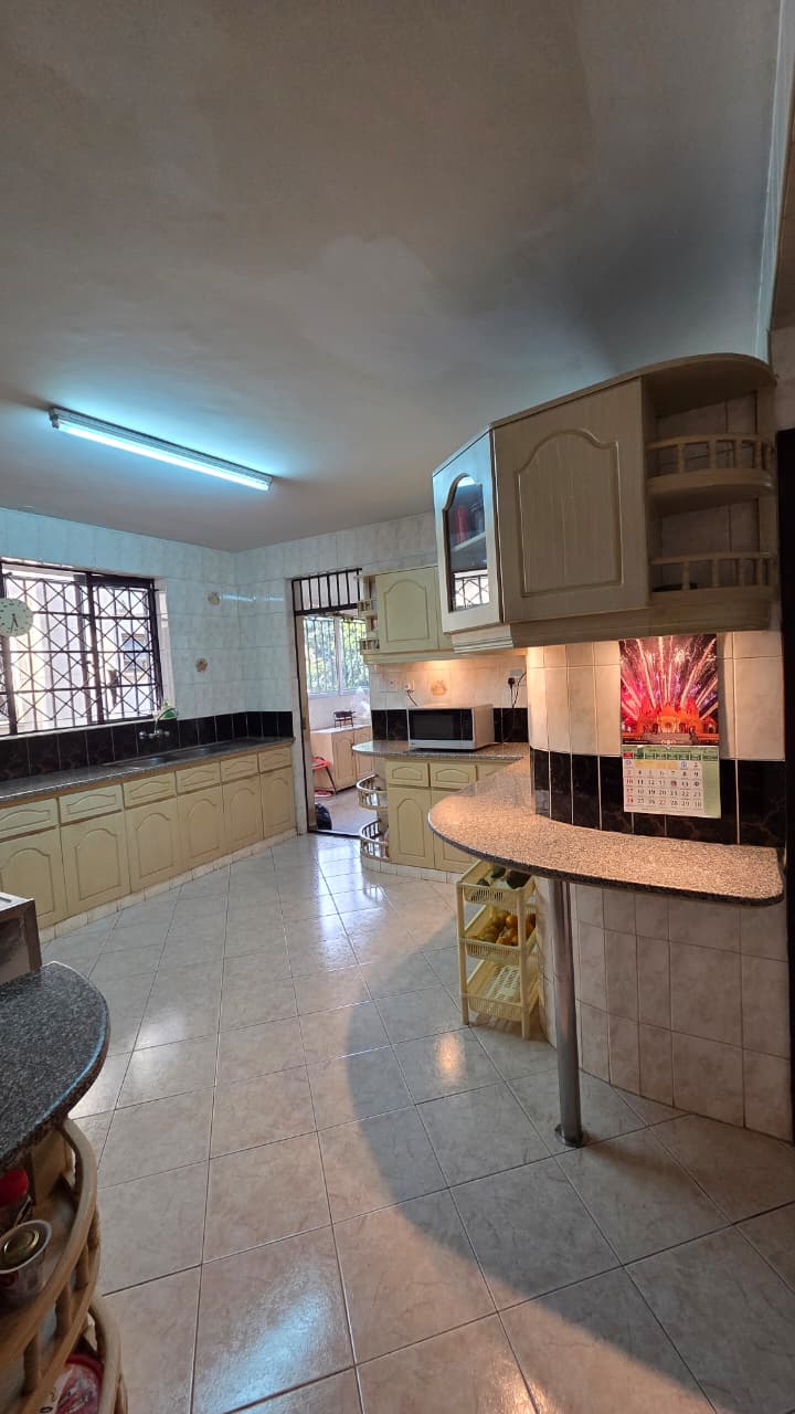 house-on-sale-Spacious_4_Bedroom_Apartment_For_Sale_In_Parklands-Apartment_Address-Parklands__Nairobi__Kenya_price-21950000_Beds-4_Baths-2121_76-4