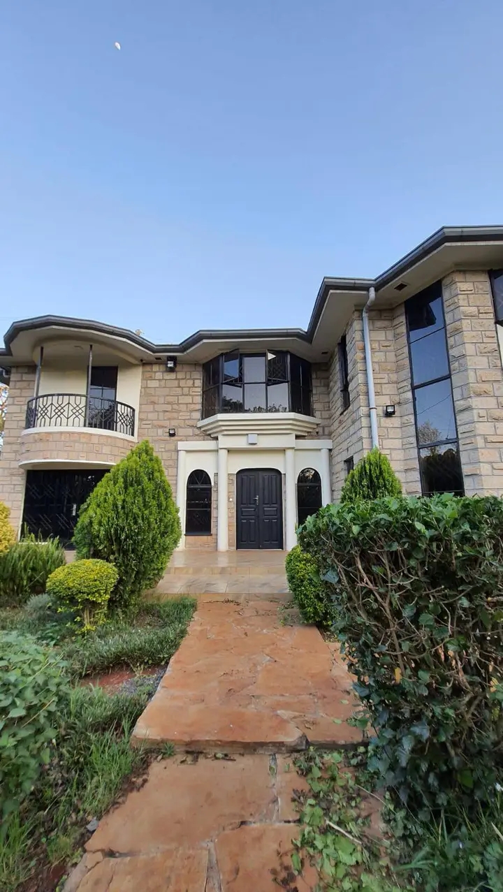 renting--Townhouse_Address-Muteero_Ridge__Nairobi__Kenya_price-330000_Beds-5_Baths-4-156-0