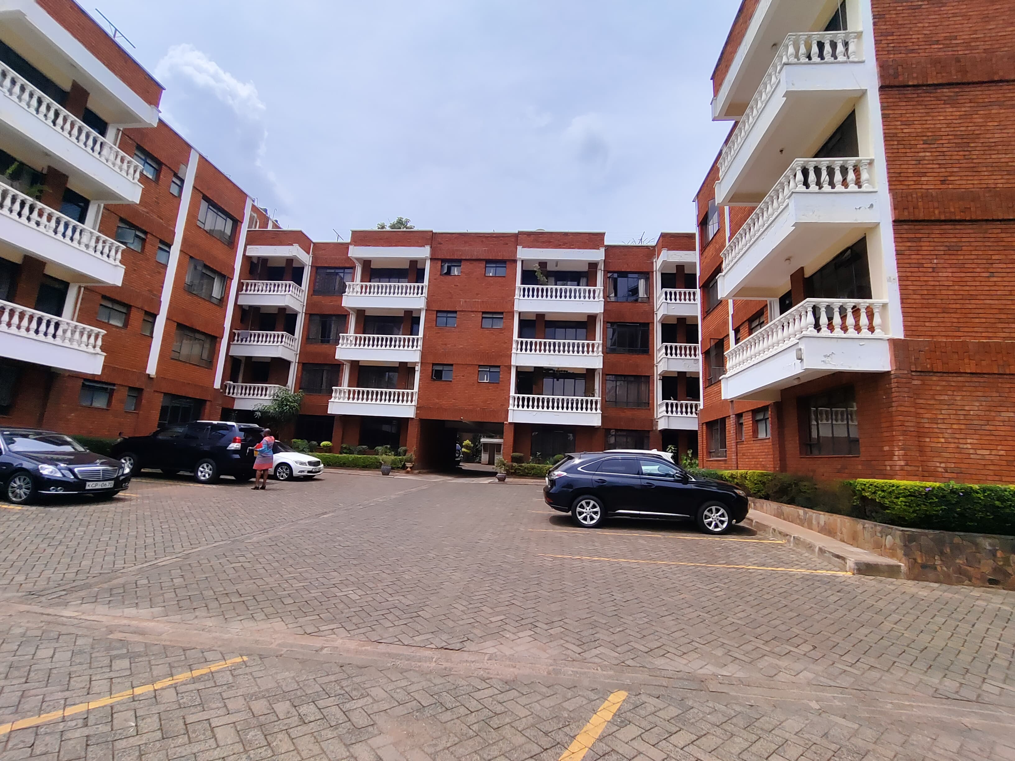 house-on-sale-2_bedroom_apartment_for_sale_Riverside_Drive_Kes_15M-Apartment_Address-Riverside_Dr__Nairobi__Kenya_price-15000000_Beds-2_Baths-1110_39