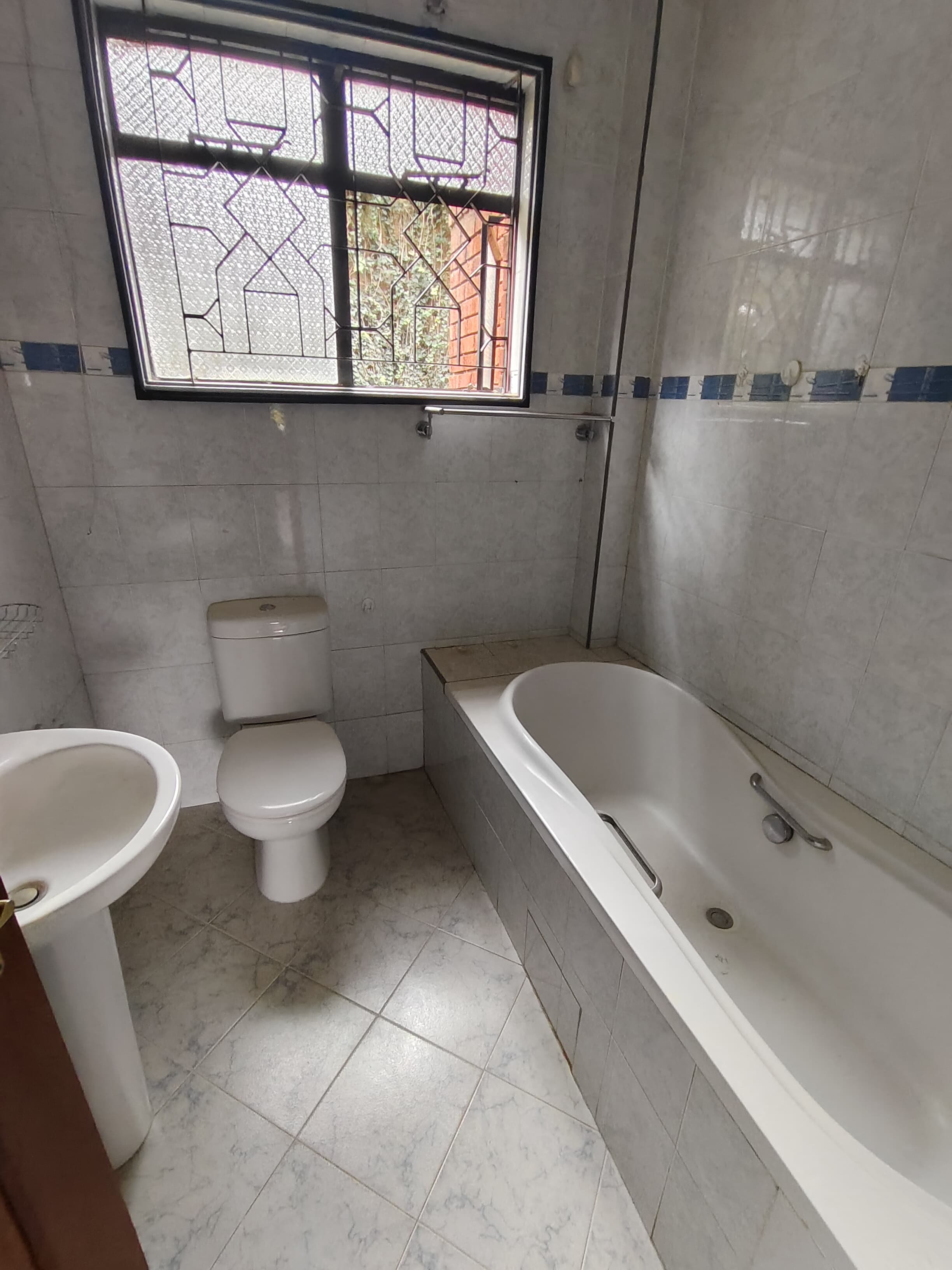 house-on-sale-2_bedroom_apartment_for_sale_Riverside_Drive_Kes_15M-Apartment_Address-Riverside_Dr__Nairobi__Kenya_price-15000000_Beds-2_Baths-1110_39-15