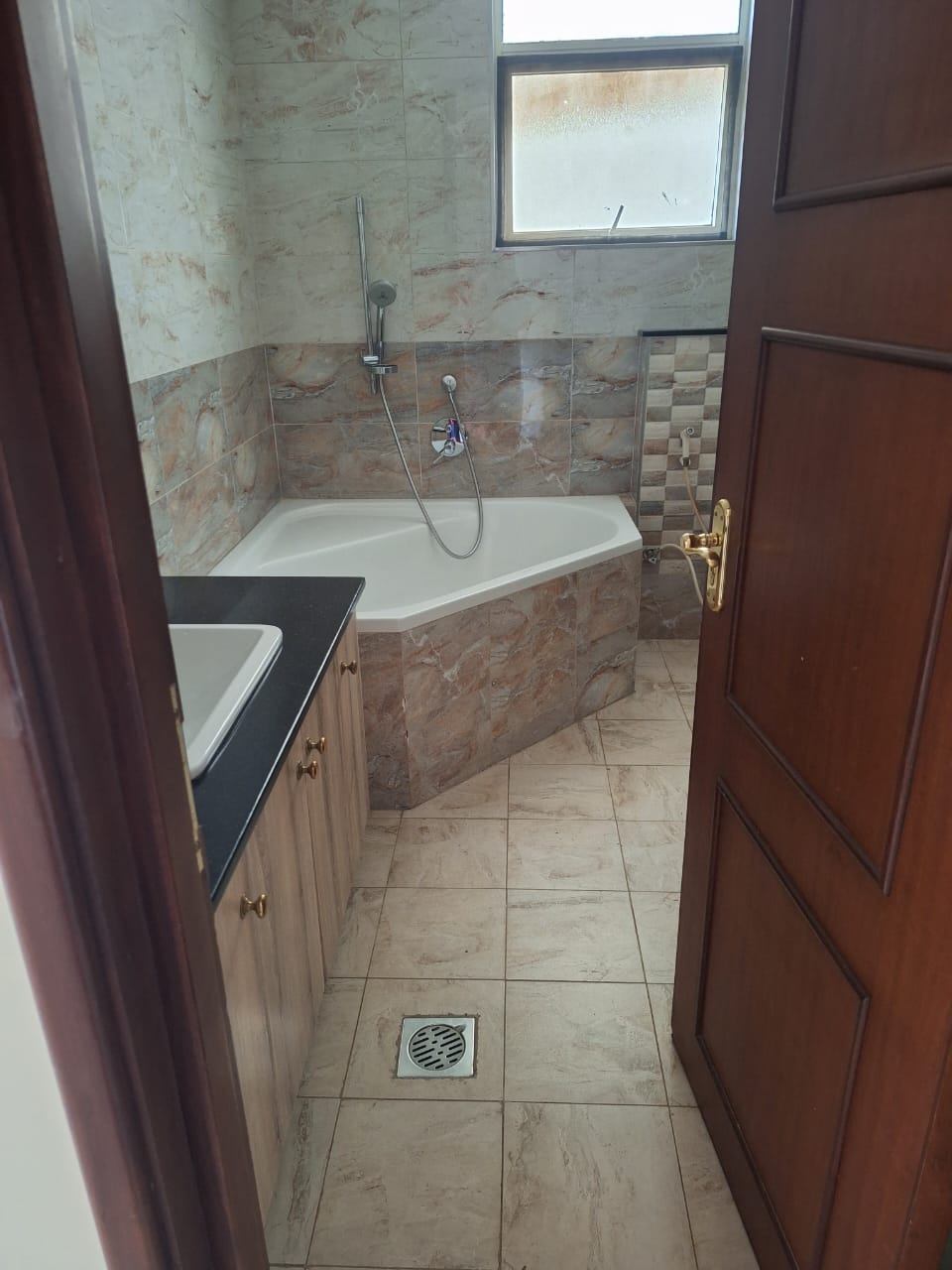 renting-Magnificent_4_Bedrooms_Apartments_in_Parklands_-apartment_Address-Parklands__Nairobi__Kenya_price-170000_Beds-4_Baths-4-6-4