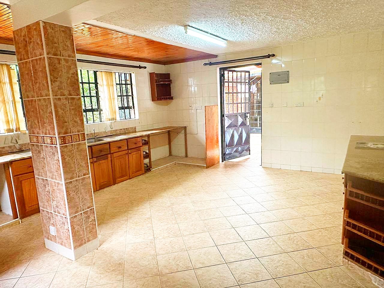 renting--Townhouse_Address-Karen__Nairobi__Kenya_price-350000_Beds-4_Baths-4-43-2