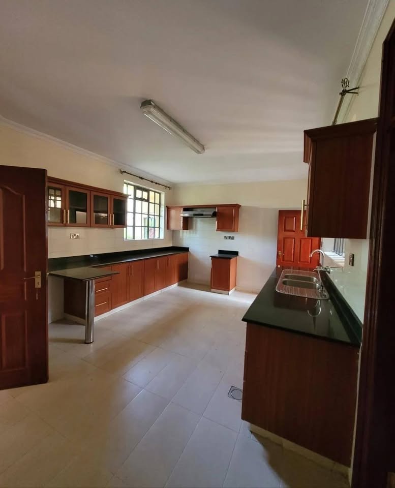 renting--Townhouse_Address-Lavington__Nairobi__Kenya_price-300000_Beds-4_Baths-4-99-3