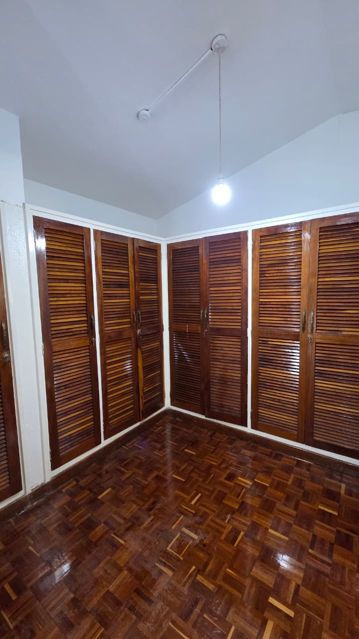 renting--Townhouse_Address-Kitisuru_Estate__Nairobi__Kenya_price-390000_Beds-4_Baths-2-149-15