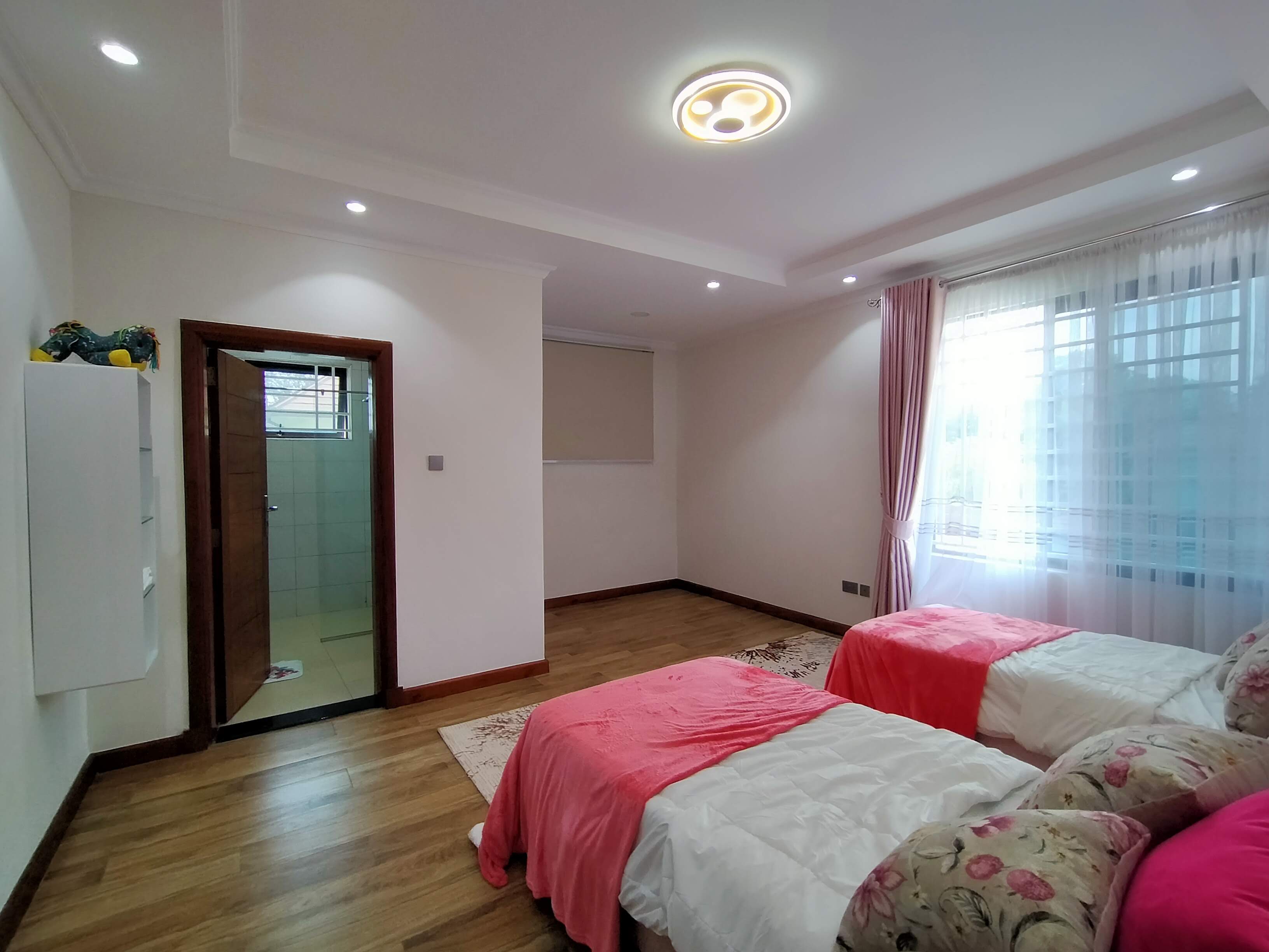 renting--Villa_Address-Runda_Evergreen__Nairobi__Kenya_price-325000_Beds-5_Baths-6-17-8
