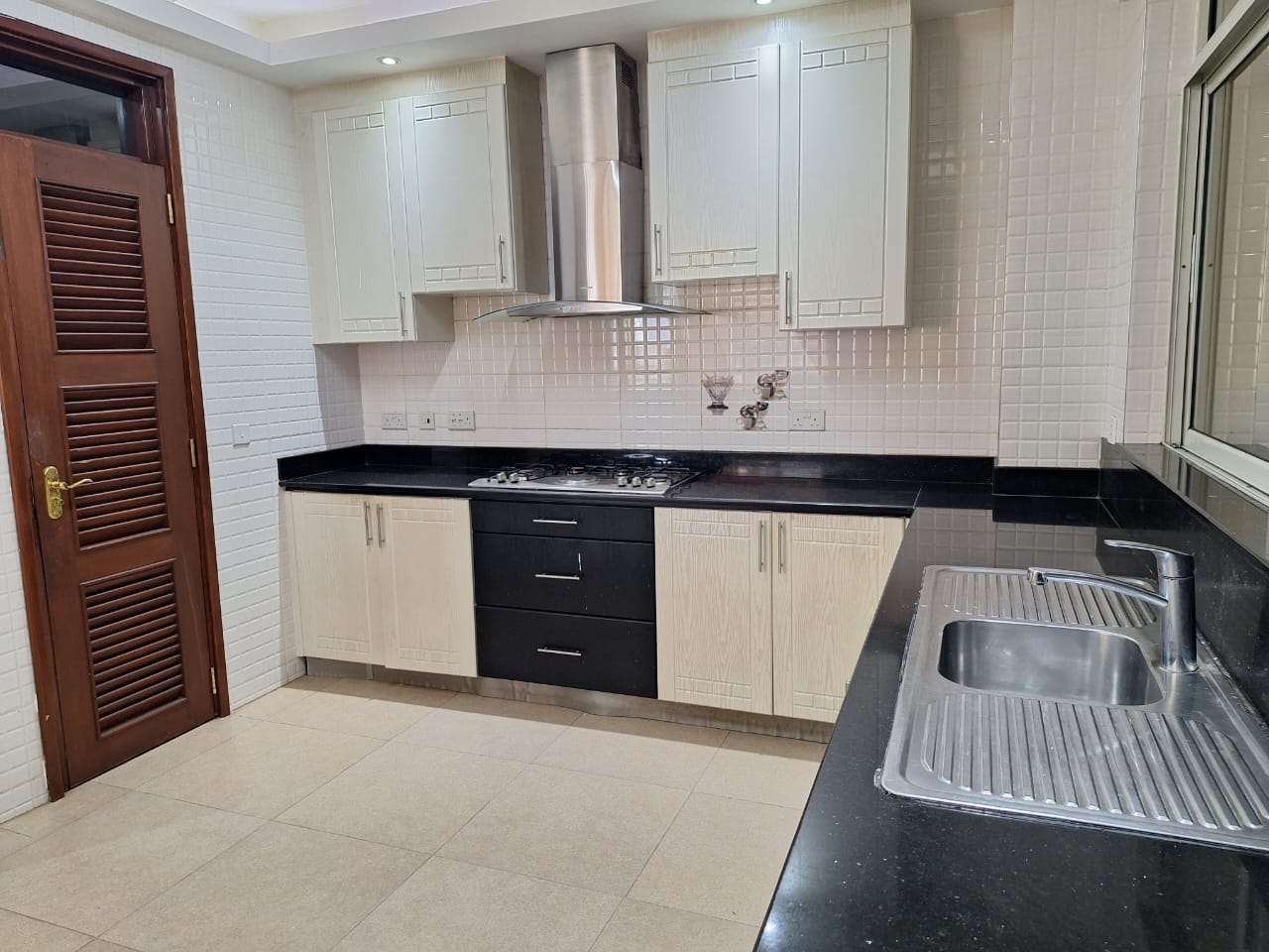 renting-Magnificent_4_Bedrooms_Apartments_in_Parklands_-apartment_Address-Parklands__Nairobi__Kenya_price-170000_Beds-4_Baths-4-6-1