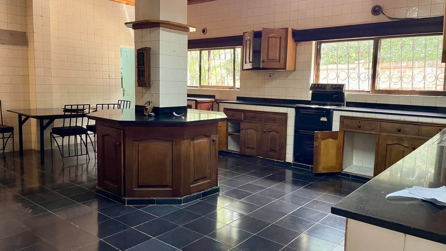 renting--Bungalow_Address-Spring_Valley_Rd__Nairobi__Kenya_price-450000_Beds-5_Baths-4-148-4
