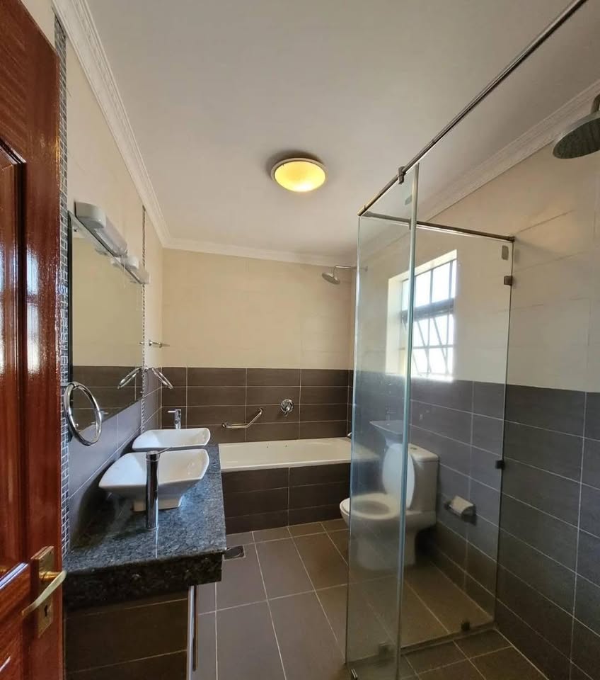 renting--Townhouse_Address-Lavington__Nairobi__Kenya_price-300000_Beds-4_Baths-4-99-5