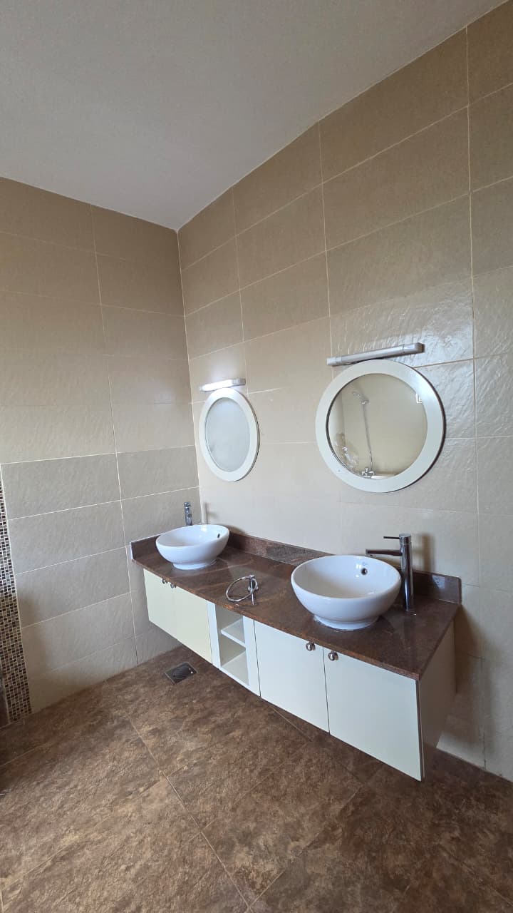 renting--Apartment_Address-General_Mathenge_Drive__Nairobi__Kenya_price-220000_Beds-4_Baths-4-130-6