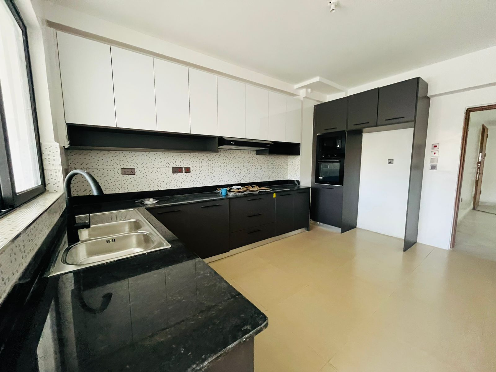 renting--Duplex_Address-General_Mathenge_Drive__Nairobi__Kenya_price-160000_Beds-5_Baths-5-163-4