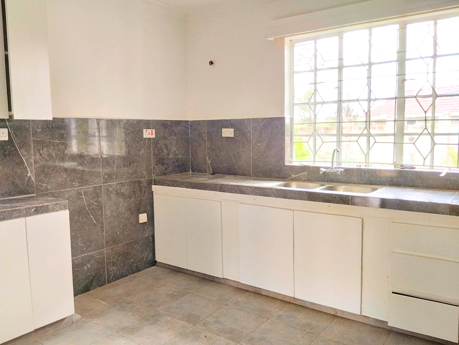 renting--Bungalow_Address-Red_Hill_Dr__Nairobi__Kenya_price-200000_Beds-4_Baths-3-131-4