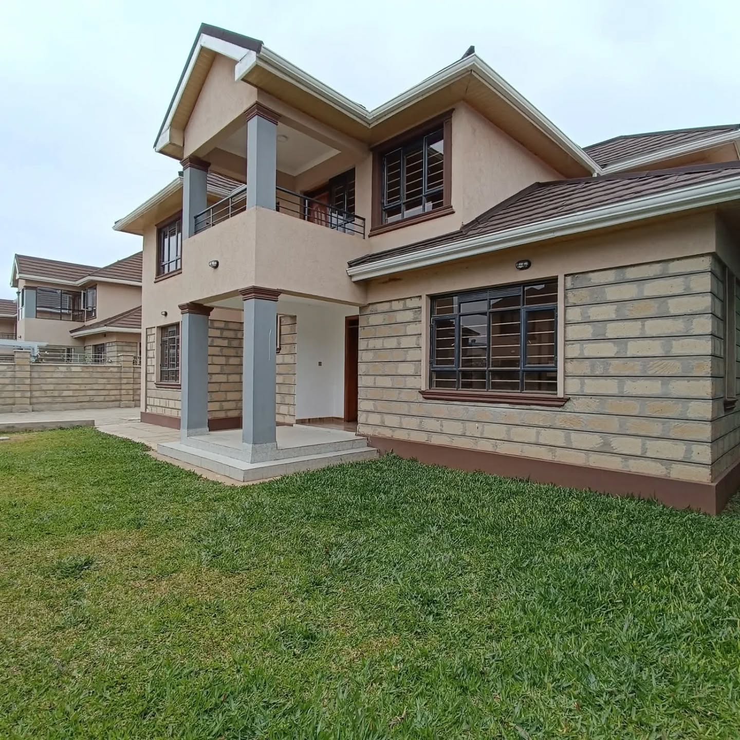 renting--Bungalow_Address-Buru_Buru_Phase_5__Nairobi__Kenya_price-25000_Beds-5_Baths-1-51-0