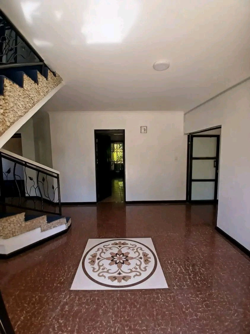 renting--Townhouse_Address-Muteero_Ridge__Nairobi__Kenya_price-330000_Beds-5_Baths-4-156-1