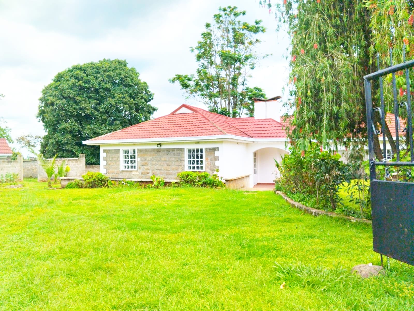 renting--Bungalow_Address-Red_Hill_Dr__Nairobi__Kenya_price-200000_Beds-4_Baths-3-131-0