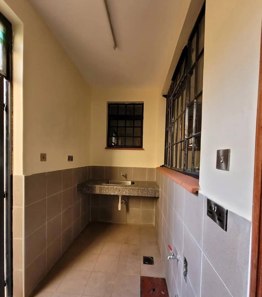 renting--Townhouse_Address-Lavington__Nairobi__Kenya_price-300000_Beds-4_Baths-4-99-4