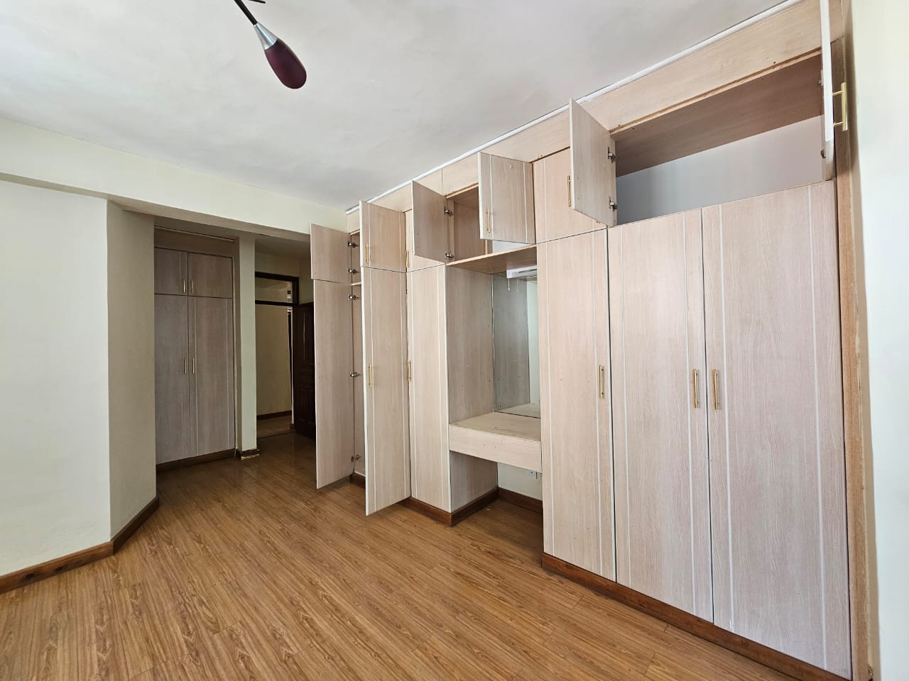 renting-Spacious_3_Bedrooms_Ensuite_With_Servant_Quarter_Ideal_Families-apartment_Address-Lavington__Nairobi__Kenya_price-100000_Beds-3_Baths-3-135-6