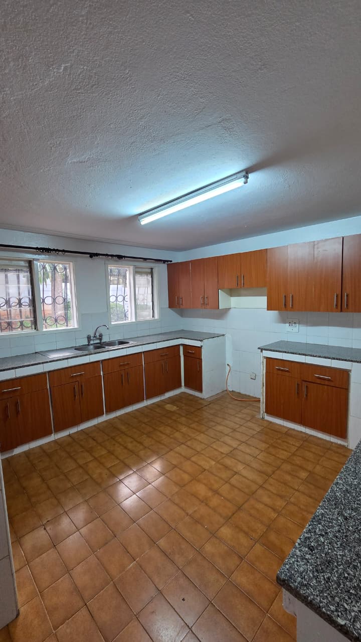 renting--Townhouse_Address-Kitisuru_Estate__Nairobi__Kenya_price-390000_Beds-4_Baths-2-149-5