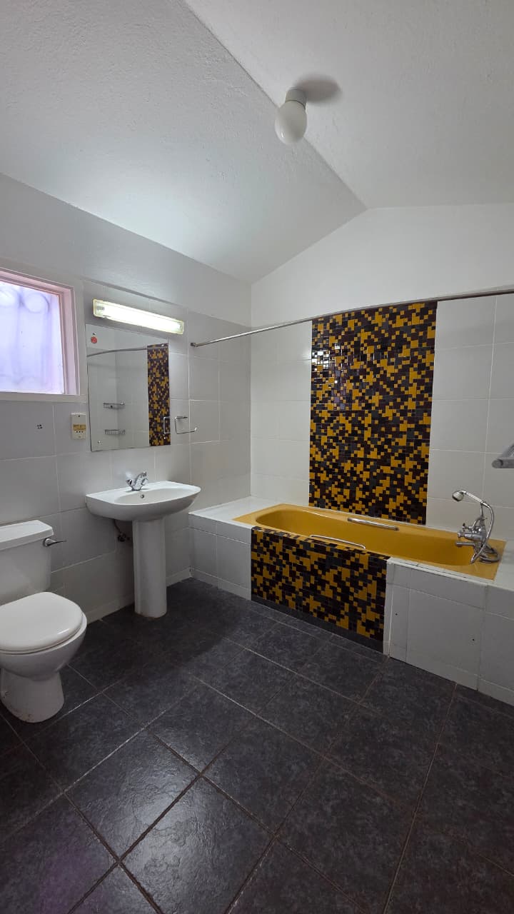 renting--Townhouse_Address-Kitisuru_Estate__Nairobi__Kenya_price-390000_Beds-4_Baths-2-149-11
