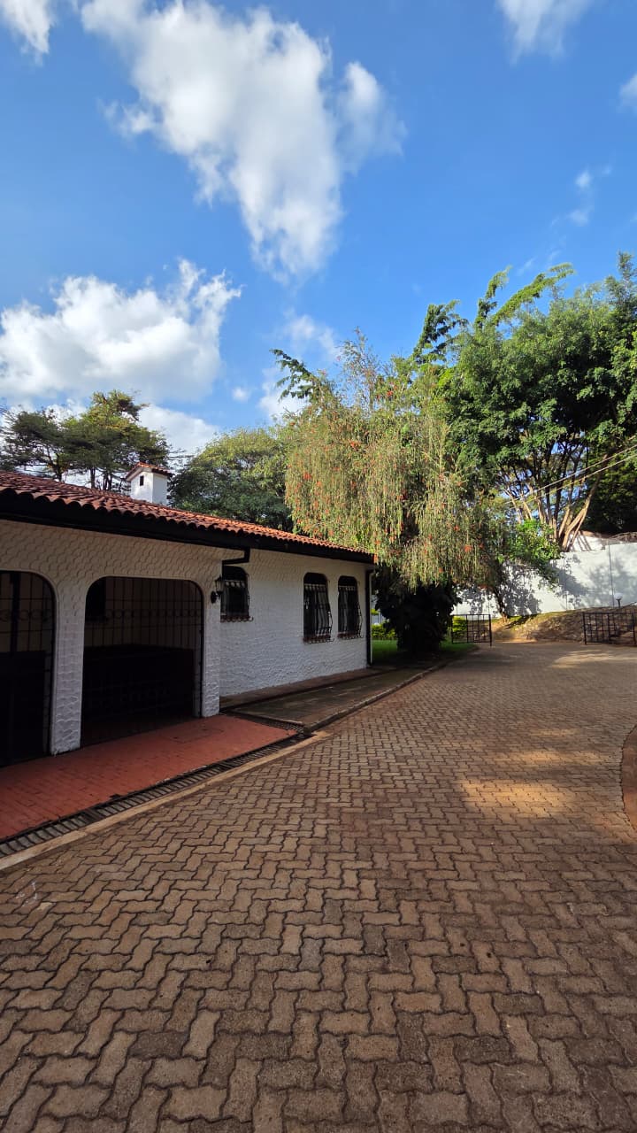 renting--Townhouse_Address-Kitisuru_Estate__Nairobi__Kenya_price-390000_Beds-4_Baths-2-149-1