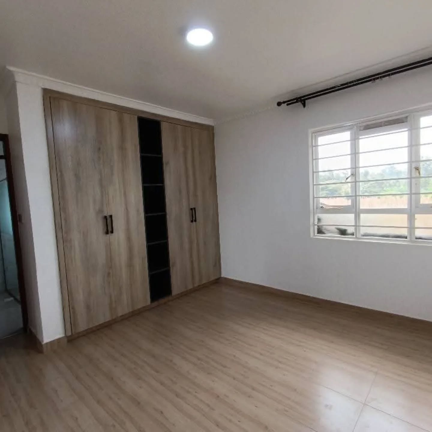 renting--Bungalow_Address-Buru_Buru_Phase_5__Nairobi__Kenya_price-25000_Beds-5_Baths-1-51-2