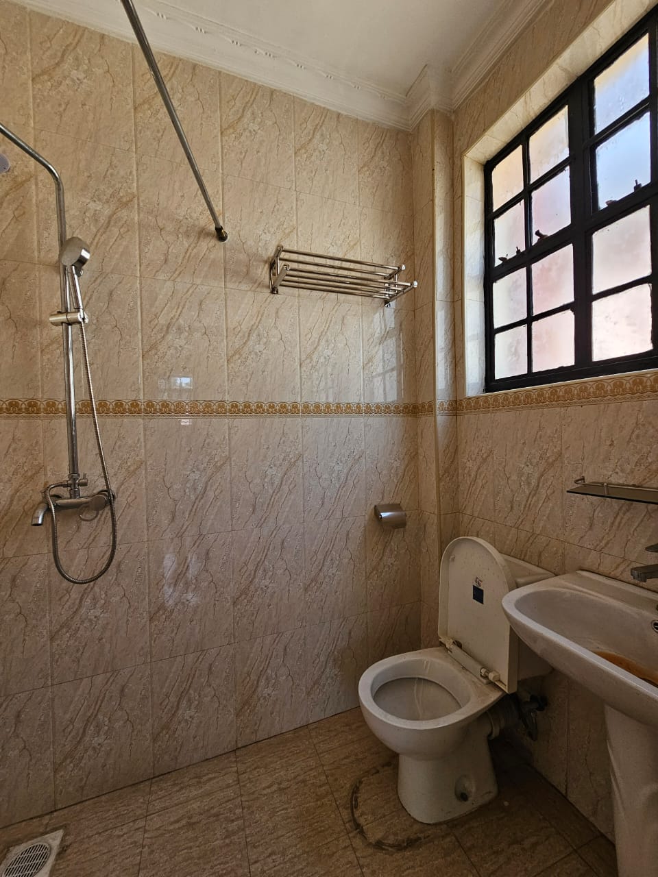 renting-Spacious_3_Bedrooms_Ensuite_With_Servant_Quarter_Ideal_Families-apartment_Address-Lavington__Nairobi__Kenya_price-100000_Beds-3_Baths-3-135-5