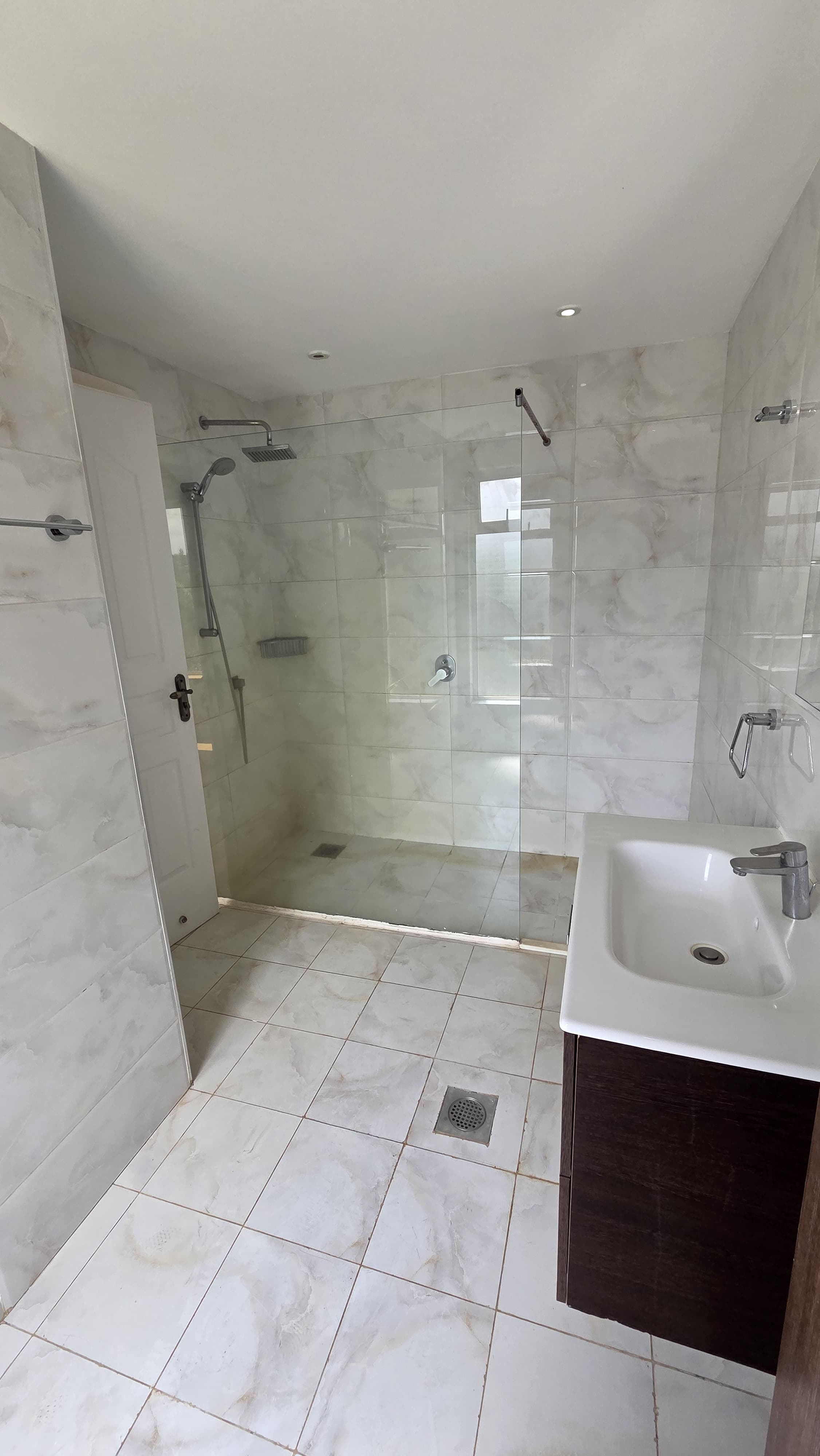 renting--Apartment_Address-Rhapta_Road__Nairobi__Kenya_price-150000_Beds-2_Baths-2-111-8