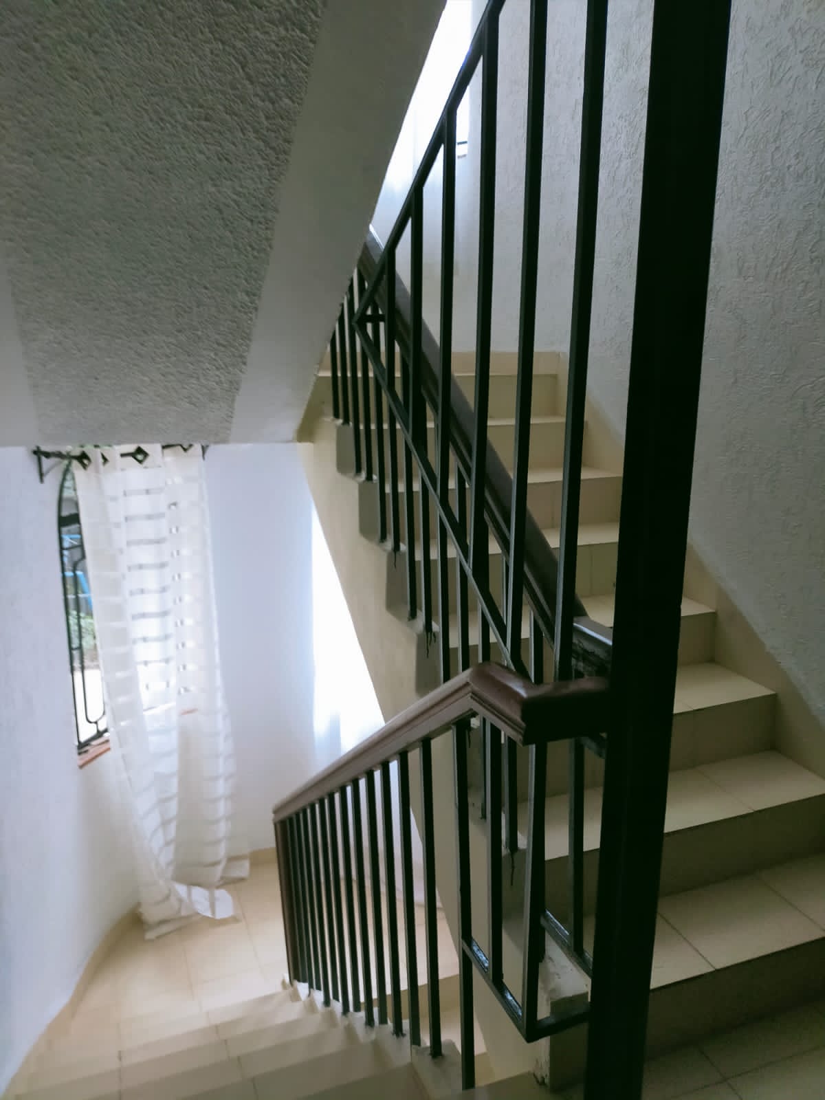 renting--Townhouse_Address-Kileleshwa_Estate__Nairobi__Kenya_price-250000_Beds-10_Baths-8-116-4