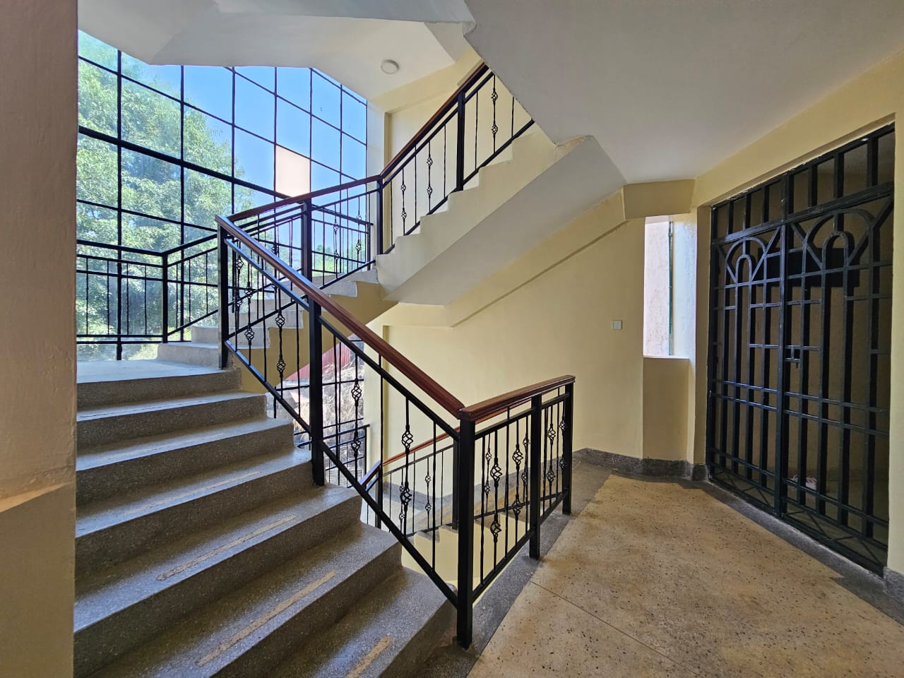renting-Spacious_3_Bedrooms_Ensuite_With_Servant_Quarter_Ideal_Families-apartment_Address-Lavington__Nairobi__Kenya_price-100000_Beds-3_Baths-3-135-0