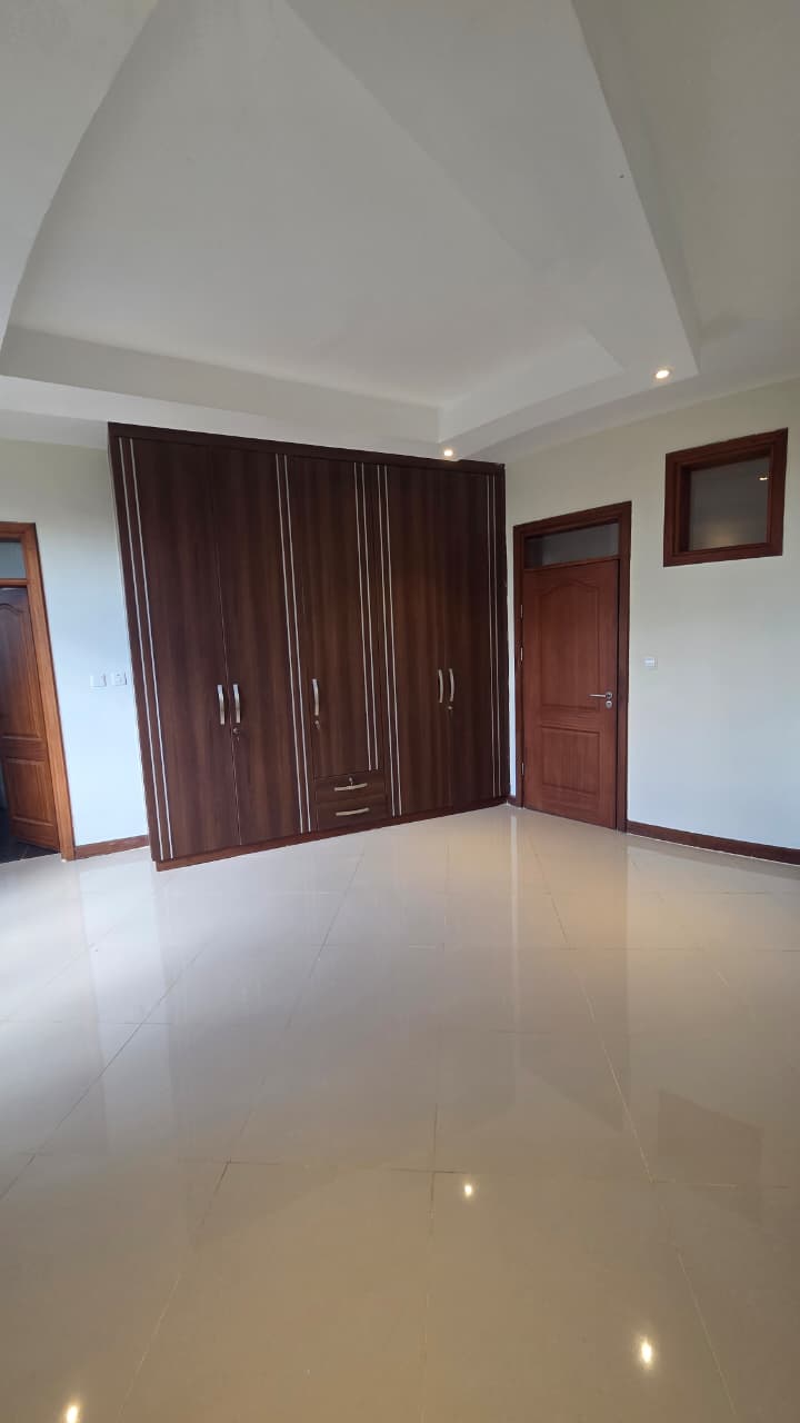 renting--Apartment_Address-General_Mathenge_Drive__Nairobi__Kenya_price-220000_Beds-4_Baths-4-130-5