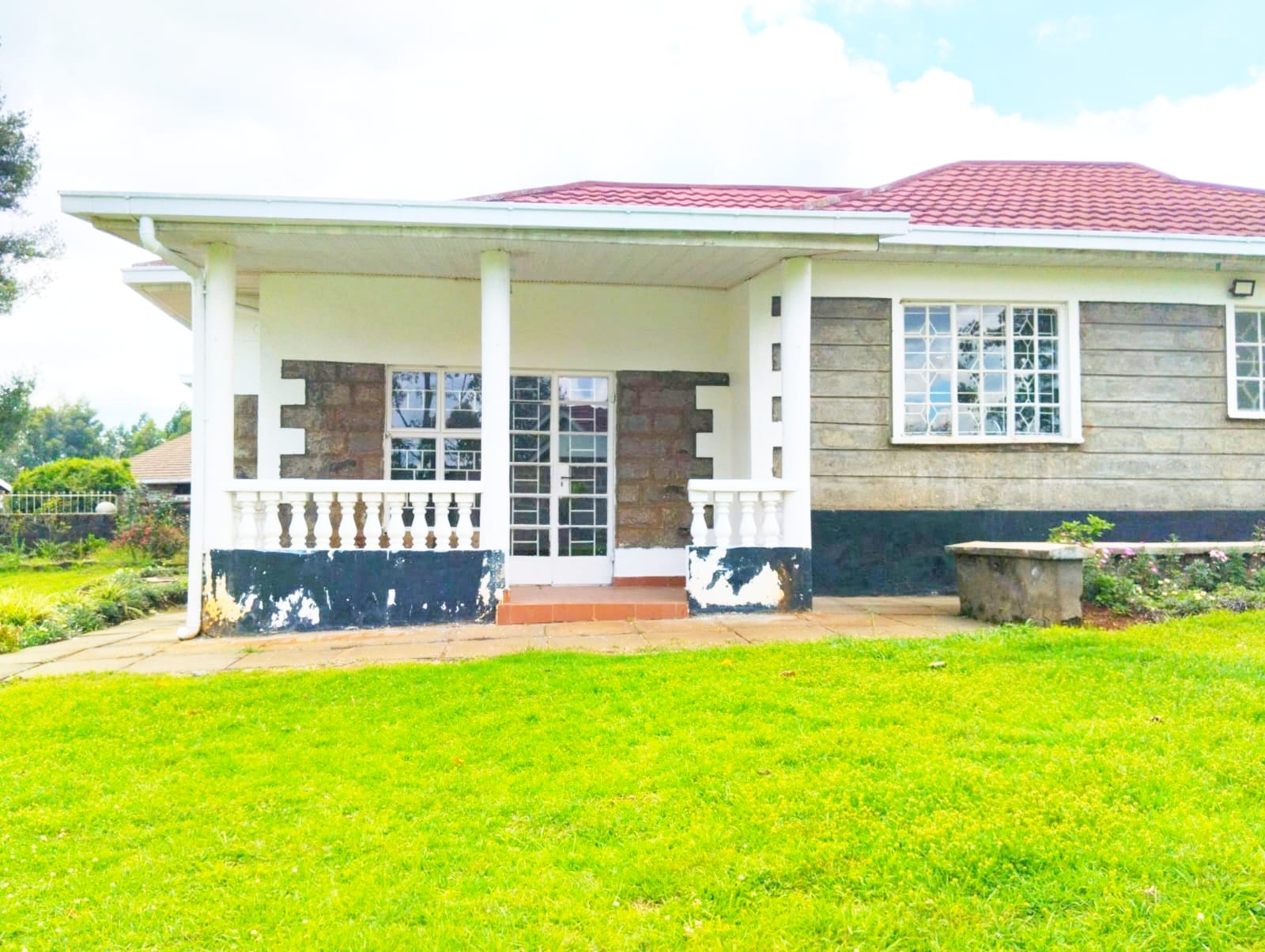 renting--Bungalow_Address-Red_Hill_Dr__Nairobi__Kenya_price-200000_Beds-4_Baths-3-131-11