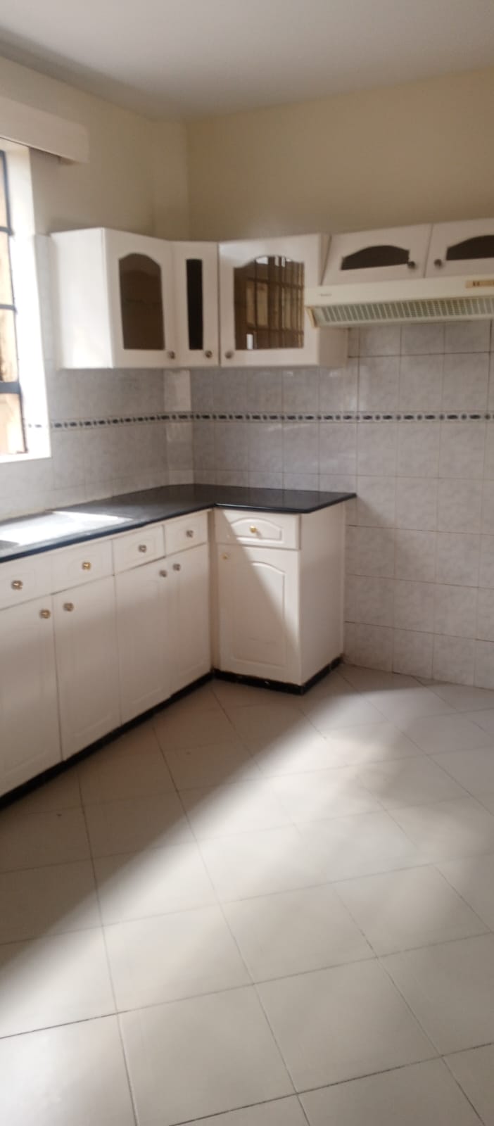 renting--Apartment_Address-Kilimani_Estate__Nairobi__Kenya_price-90000_Beds-3_Baths-3-66-2