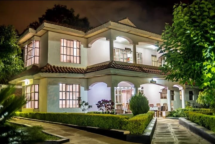 renting--Contemporary_house_Address-Karen__Nairobi__Kenya_price-1200000_Beds-34_Baths-30-167-1