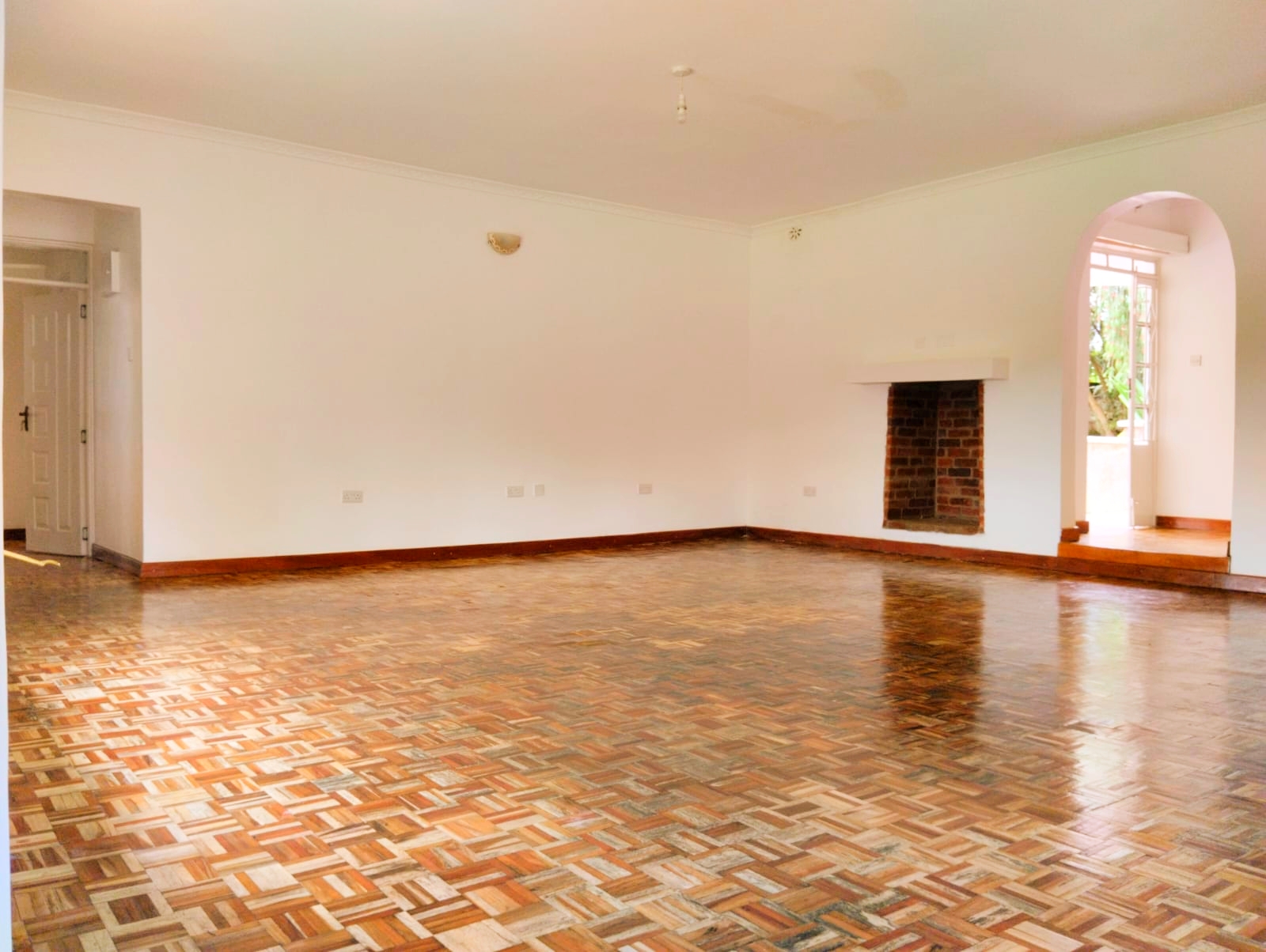 renting--Bungalow_Address-Red_Hill_Dr__Nairobi__Kenya_price-200000_Beds-4_Baths-3-131-8