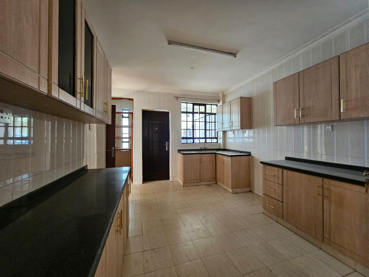renting-Spacious_3_Bedrooms_Ensuite_With_Servant_Quarter_Ideal_Families-apartment_Address-Lavington__Nairobi__Kenya_price-100000_Beds-3_Baths-3-135-2