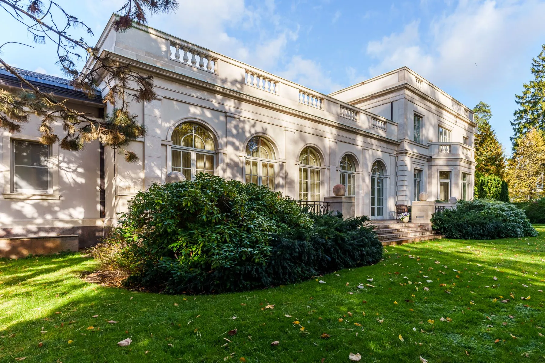 Beachfront Elegance in Jurmala: A Baltic Sea Manor